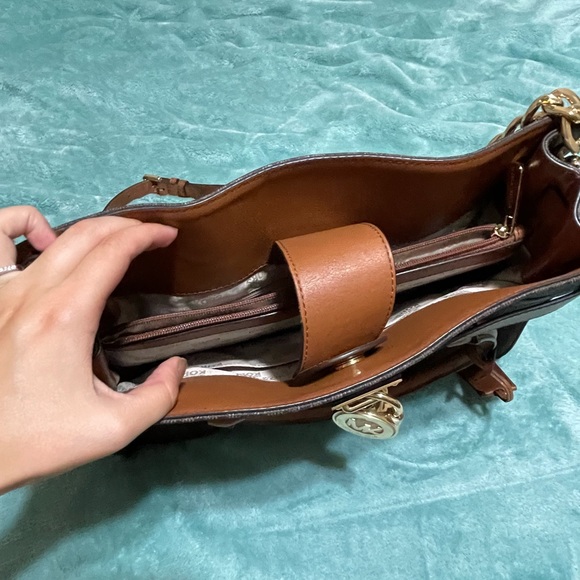 Chic and professional Michael Kors purse 👜 - Picture 3 of 4